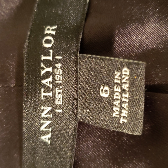 Ann Taylor Loft blazer in a size 6. Excellent condition. It is blue and black - Picture 6 of 8